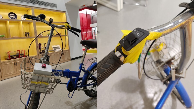 Left: the box put vertically in the basket; blinkers taped to basket
rim. Right: Stalk taped to handlebar.