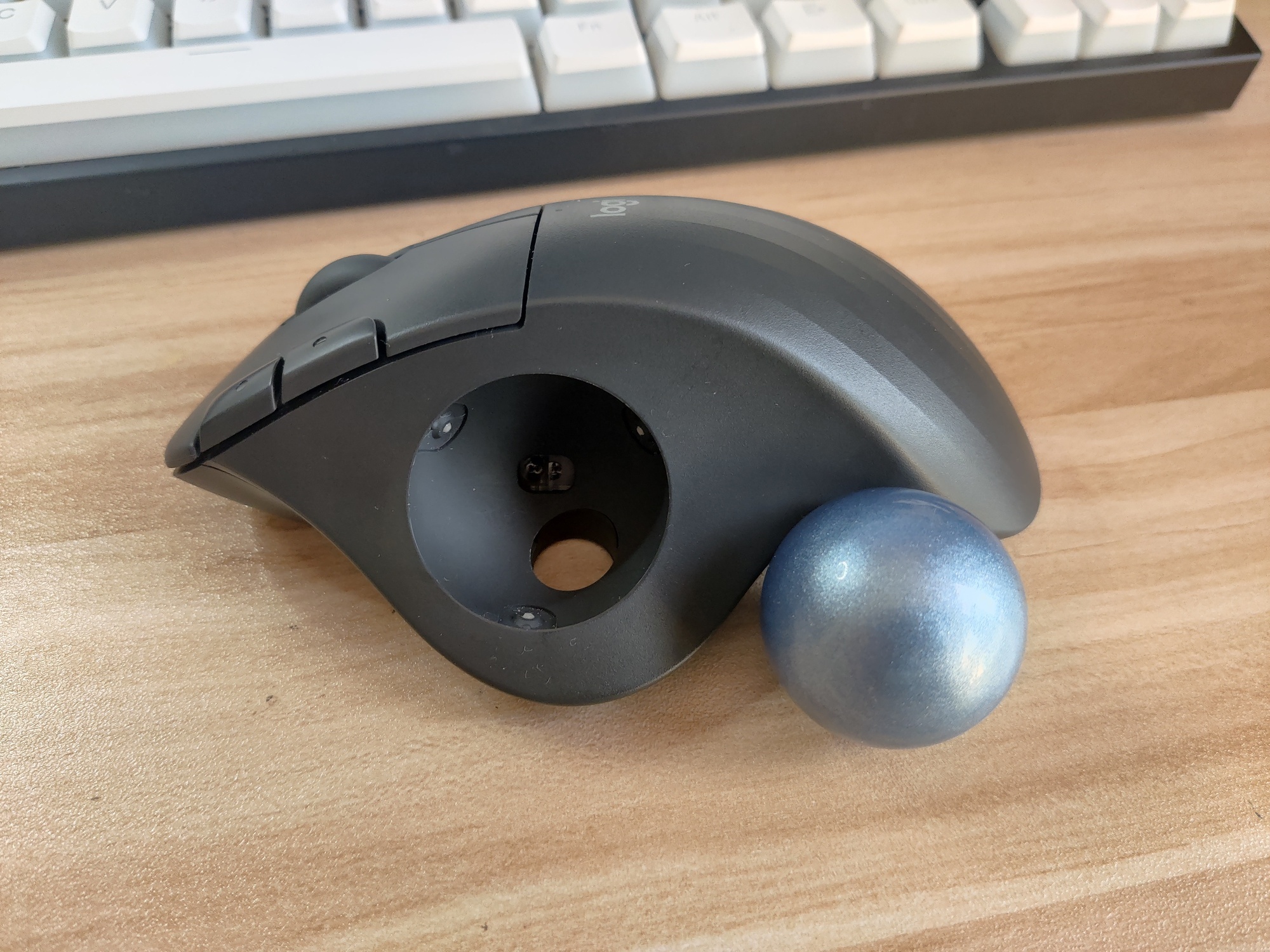 Left view after taking out the trackball. The ball leans against the
chassis and looks glittery.